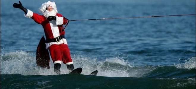 Санта-Клаус сменил сани на водные лыжи. Видео