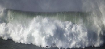 Гигантские волны накрыли Португалию. Фото