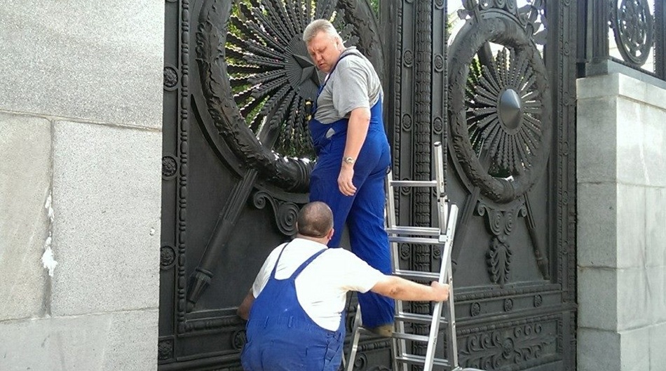 В Киеве сняли серп и молот с ворот Кабмина. Фото