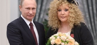 Путин наградил Пугачеву орденом: певица напомнила, что главное мир во всем мире. Видео