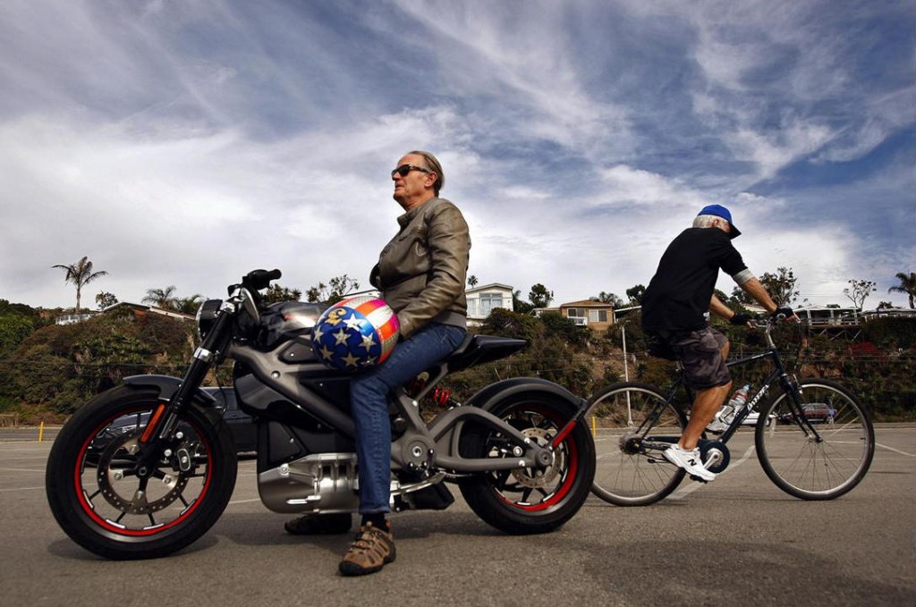 «Беспечный ездок» Питер Фонда опробовал новый электрический «Harley-Davidson». Фото