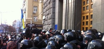 «Гепу на нары»: В Харькове штурмуют горсовет. Фото