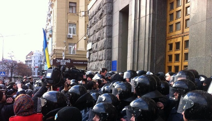 «Гепу на нары»: В Харькове штурмуют горсовет. Фото