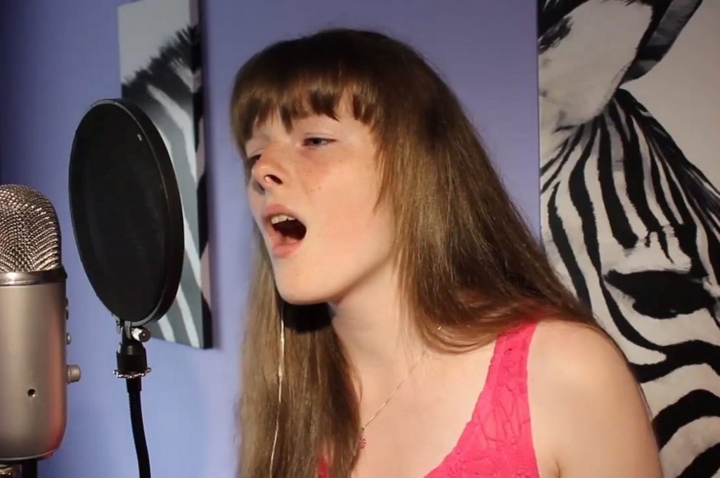 Пение 14-летней «Уитни Хьюстон» покоряет сеть интернета. Видео