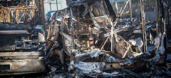 ​Страшный пожар в Уэльсе уничтожил 26 автобусов. Видео