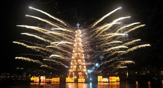 Самые крутые новогодние елки в мире покоряют интернет. Фото