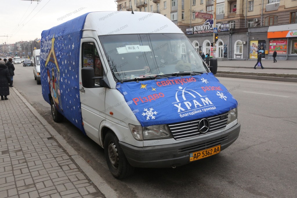 По Запорожью разъезжал Рождественский автобус. Фото