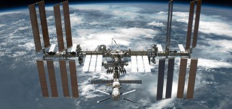 Космическая елочка парит в невесомости на Международной космической станции. Фото