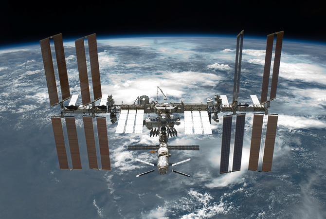 Космическая елочка парит в невесомости на Международной космической станции. Фото
