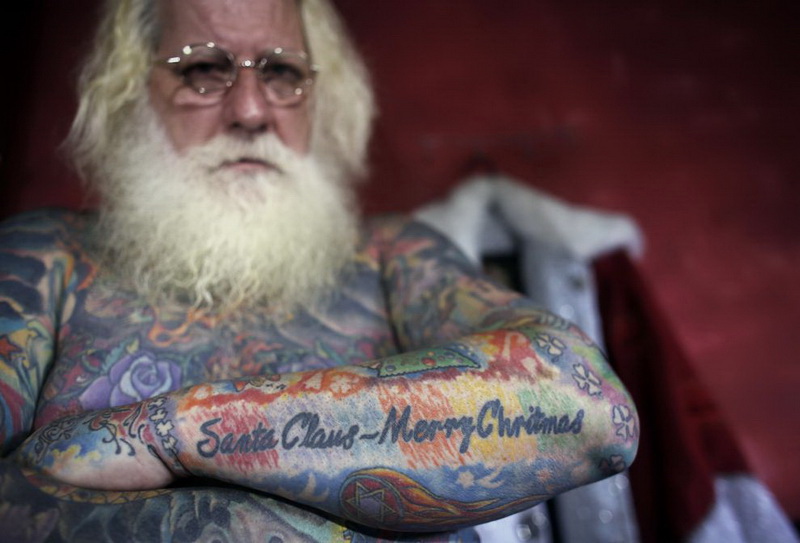 Опубликованы фотографии самого татуированного Санта-Клауса