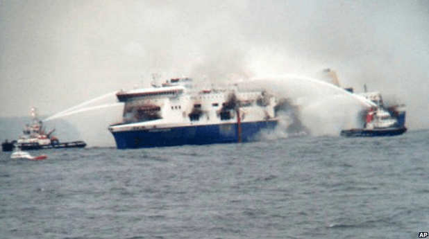 С горящего парома «Norman Atlantic» продолжают спасать пассажиров. Видео
