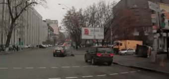 Киев: В ДТП перевернулась скорая. Видео