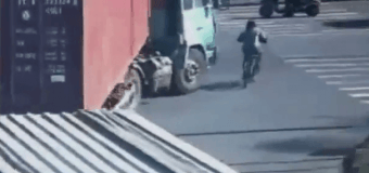 Обманувший смерть: В Китае велосипедист попал под фуру и выжил. Видео