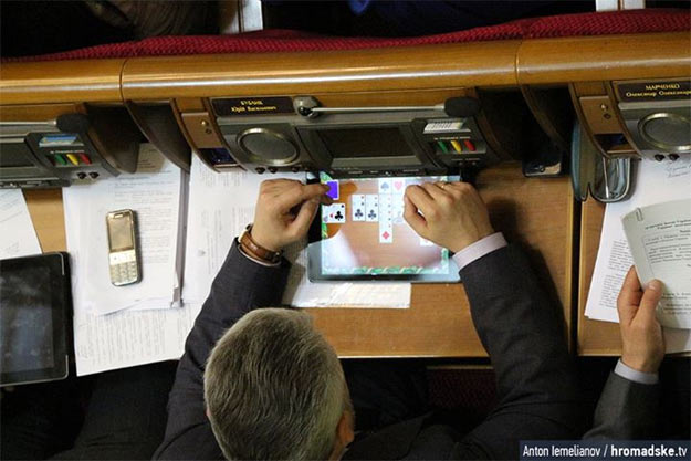Нардеп сыграл в карты на раздевание на заседании ВР. Фото