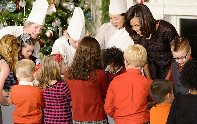 Жена Обамы украсила Белый дом игрушками и пятиметровой елкой. Фото