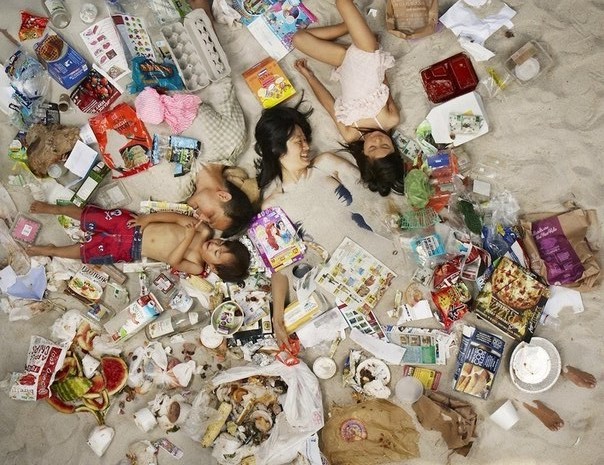Фотограф создал провокационный проект «7 дней мусора». Фото