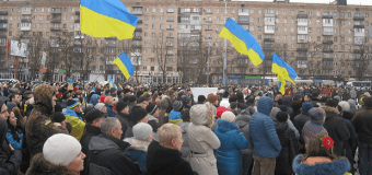 Мариупольцы вышли на митинг-реквием, чтобы почтить жертв теракта. Фото