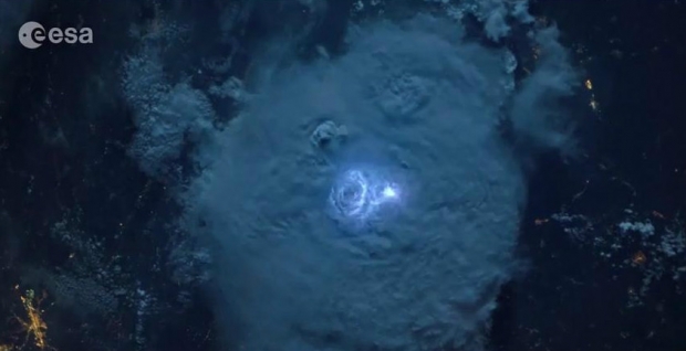 Астронавты сделали снимки молнии с борта МКС. Видео