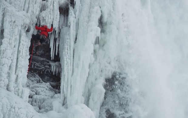 Канадскому альпинисту удалось покорить замерзший Ниагарский водопад. Видео