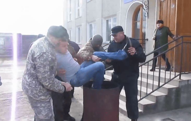 На Прикарпатье «Правый сектор» засунул чиновника в мусорный бак. Видео