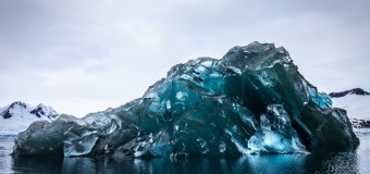 Участникам экспедиции удалось сделать редчайшие снимки перевернутого айсберга. Фото