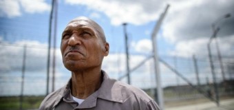 Спустя 40 лет на свободе: В США отпустили из тюрьмы ложно обвиненного мужчину. Фото