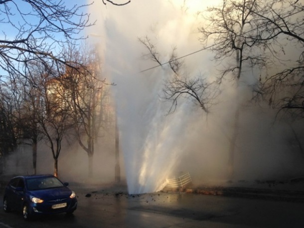 В Киеве из асфальта бил 10-метровый фонтан. Фото