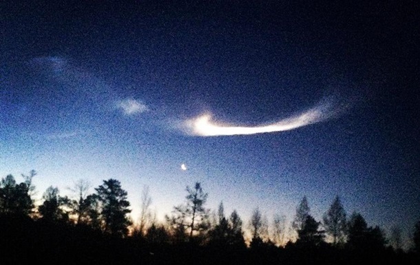Россияне заметили необычный падающий в небе светящийся объект. Видео