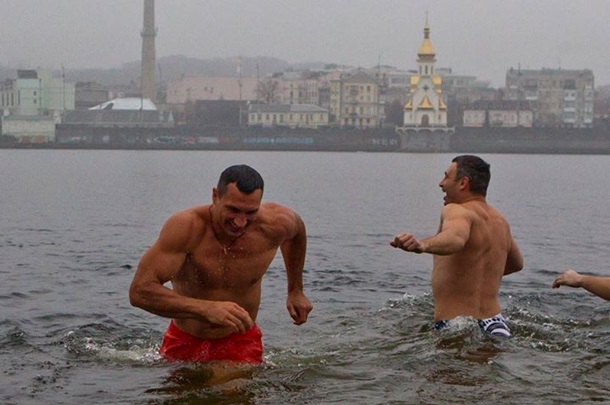 Как братья Кличко купались на Крещение. Видео