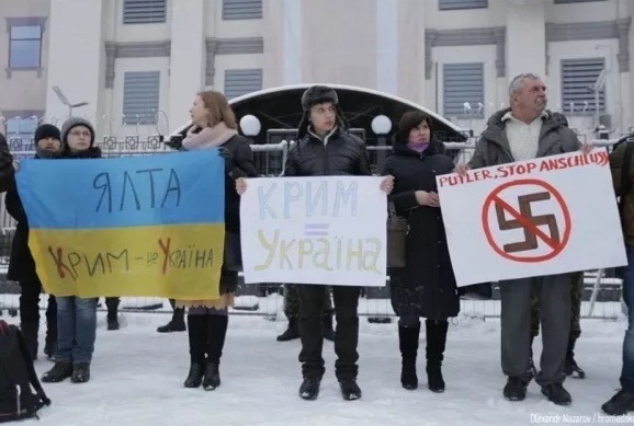 «Крым — это Украина»: В Киеве пикетируют посольство РФ. Видео