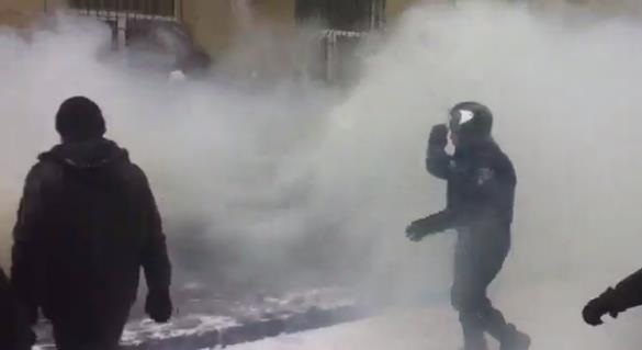 Столкновения под харьковской мэрией: в толпу бросили дымовую шашку. Фото