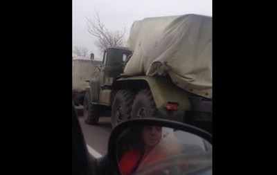 Опубликовано видео стоящей колонны установок «Град» на подъездах к Донецку