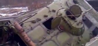БМП сепаратистов ЛНР провалилась на мосту. Видео