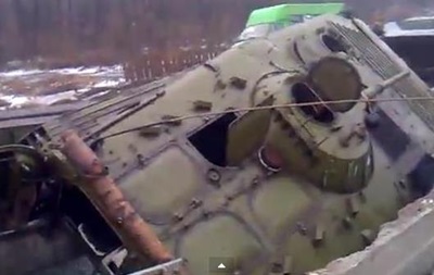 БМП сепаратистов ЛНР провалилась на мосту. Видео