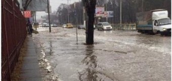 Из-за прорыва трубы в Киеве затопило целый проспект. Видео