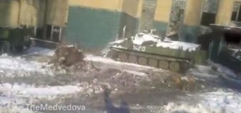 Опубликовано видео, на котором боевая машина сепаратистов врезается в дом