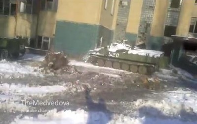 Опубликовано видео, на котором боевая машина сепаратистов врезается в дом