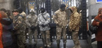 Более 40 бойцов батальона «Айдар» пикетируют Министерство обороны. Фото