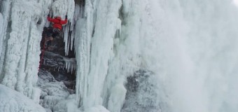 Впервые альпинист покорил частично замерший Ниагарский водопад. Видео