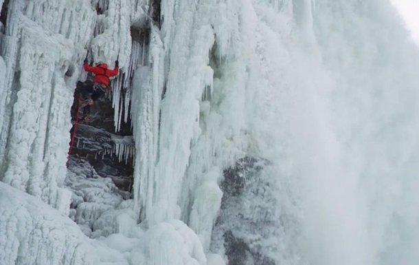Впервые альпинист покорил частично замерший Ниагарский водопад. Видео