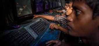Как бездомные дети в странах третьего мира играют в компьютерные игры. Фото
