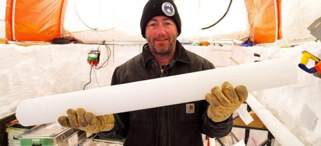 На Южном полюсе США пробурили полукилометровую скважину. Видео