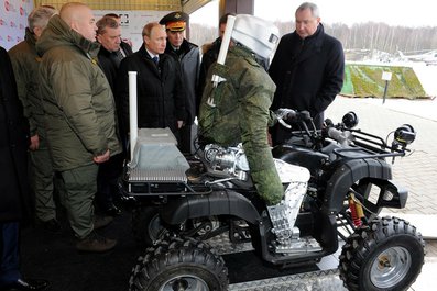 Путину представили боевого робота-аватара, способного оказывать медпомощь. Фото
