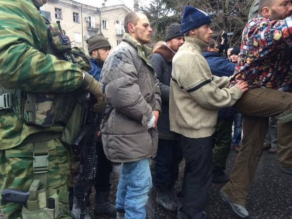В Донецке боевики устроили очередной парад пленных. Видео
