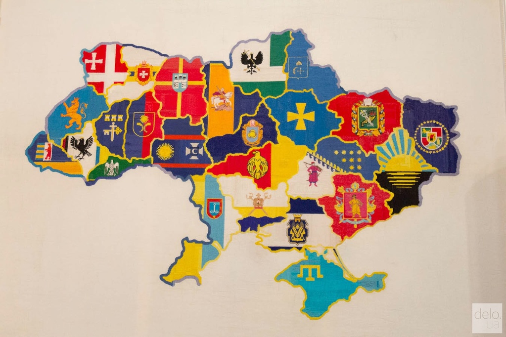 В Киеве презентовали вышитую карту Украины. Фото