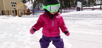 Видео с 17-месячной малышкой, катающейся на сноуборде, стало хитом интернета