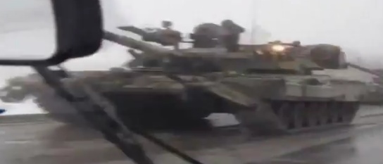 Россияне засняли огромную колонну военной техники, идущей в Украину. Видео