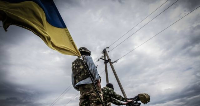 Бойцы АТО установили флаг Украины прямо перед носом у боевиков. Видео