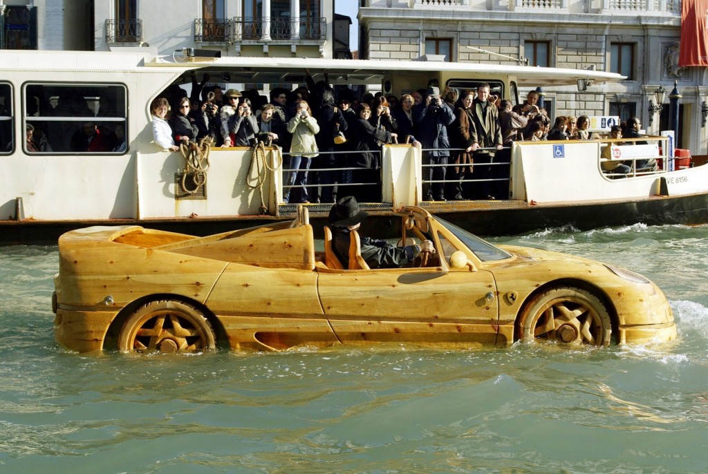 В Венеции ремесленник плавает на Феррари из сосны. Фото