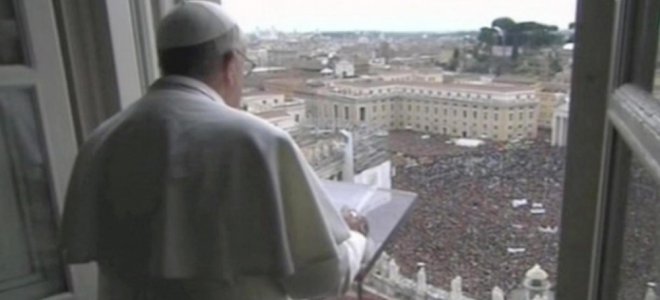 Ватикан заменил голубей мира на воздушные шары. Видео